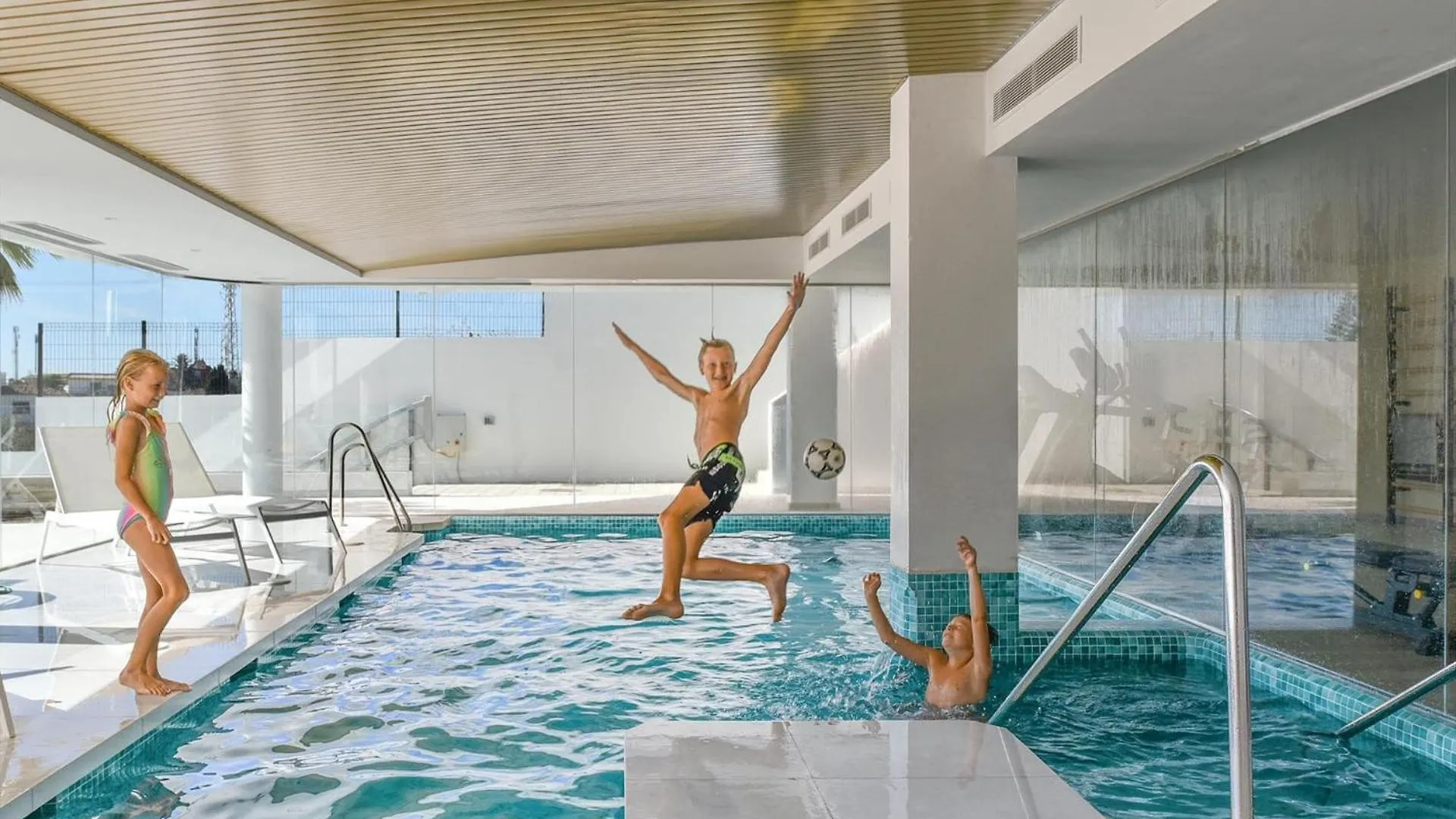 Vivi Homes - Luca Pool, Gym, Spa & Sea View Fuengirola Apartamento
